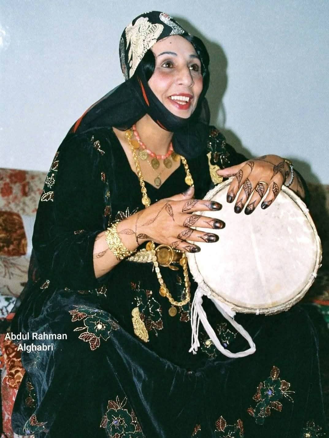 وفاة رائدة الغناء الشعبي اليمني تقية الطويلية