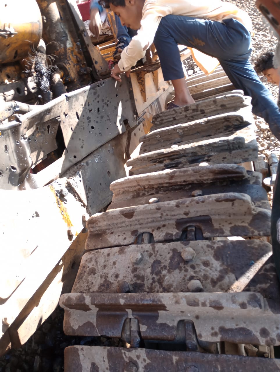 مليشي الإرهاب الحوثية تقصف معدات شق طريق وتهدد بقصف منظمة كير