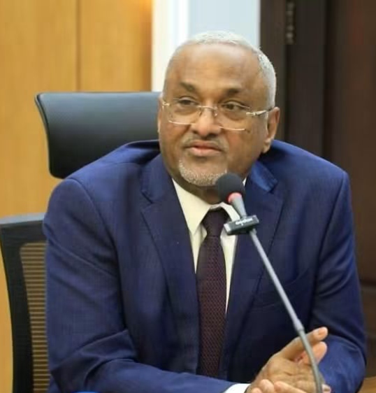 بعد أسبوع من تعيينه..  وزير التخطيط بدر باسلمة يعلن استقالته ويصفها بـ”ناقوس خطر” لإنقاذ وحدة الصف